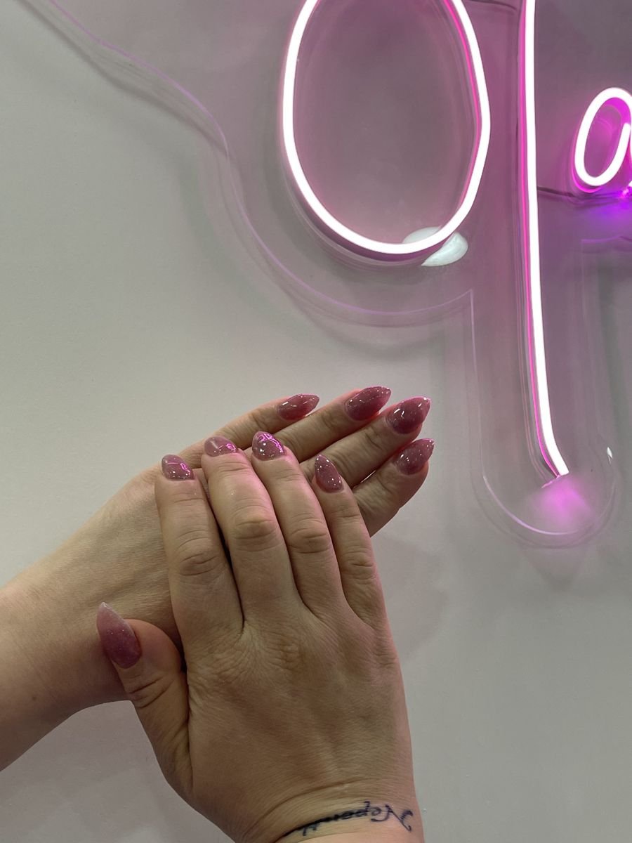 Neon ışık altında tırnaklar