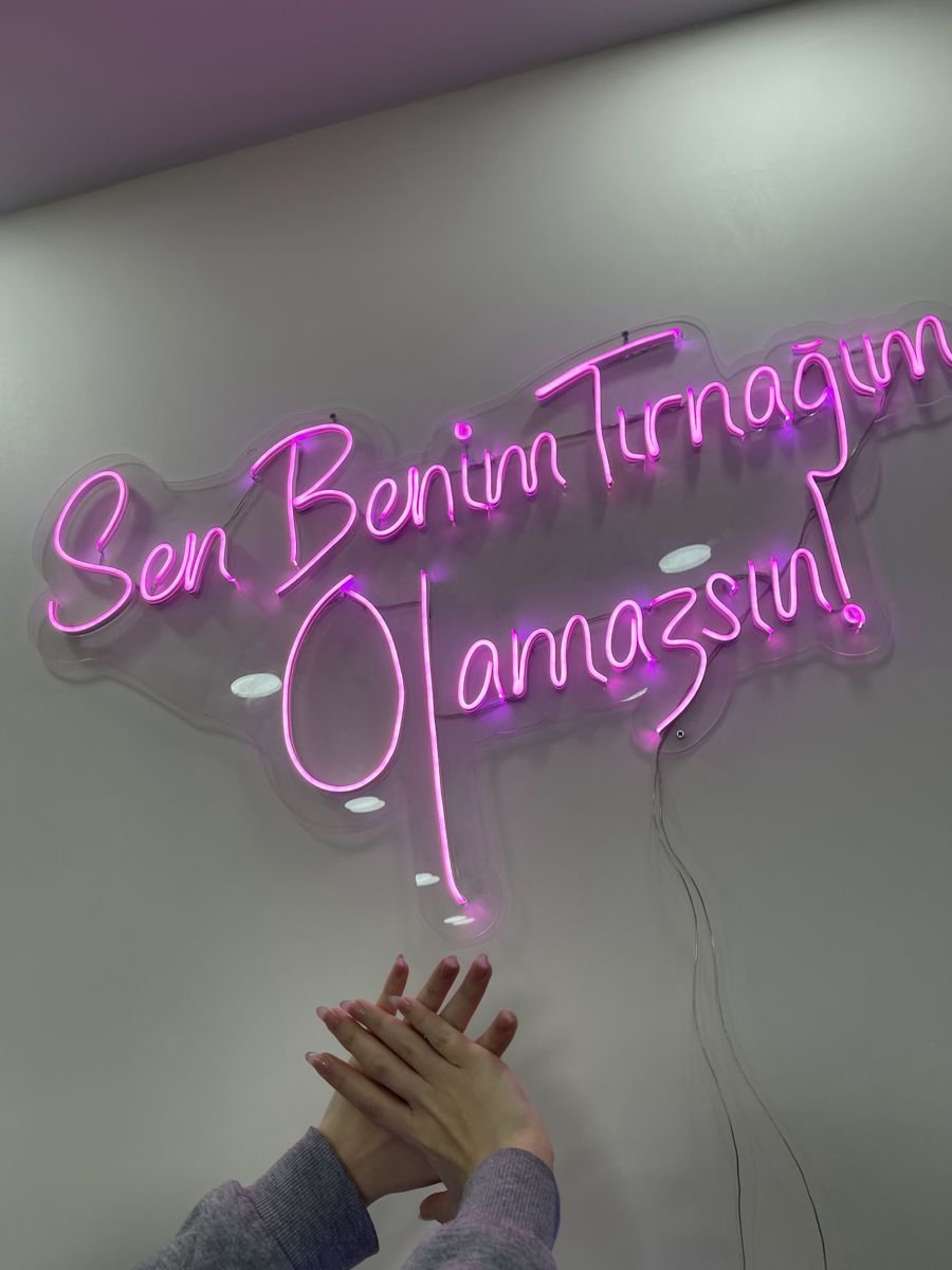 Neon tabela önünde tırnak